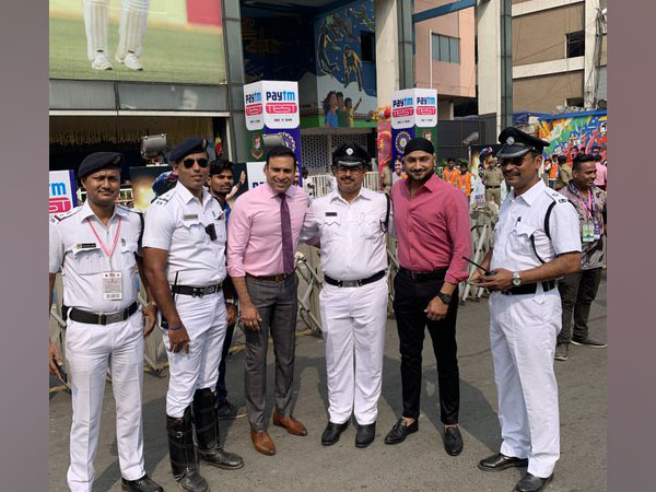 Harbhajan Singh shares picture with Kolkata police (Photo/ Harbhajan Singh Twitter)