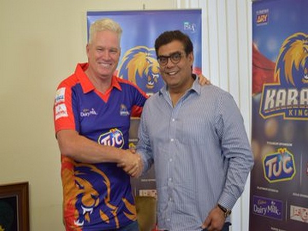 Dean Jones with Karachi Kings owner. (Photo/Karachi Kings Twitter)