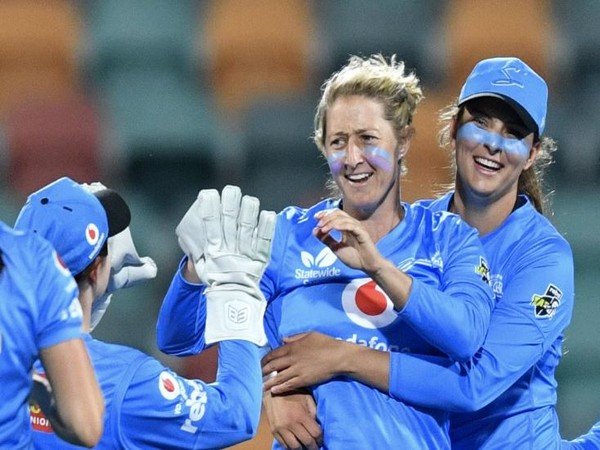 Adelaide Strikers' Sophie Devine with her teammates. (Photo/ AdelaideStrikersWBBL Twitter)