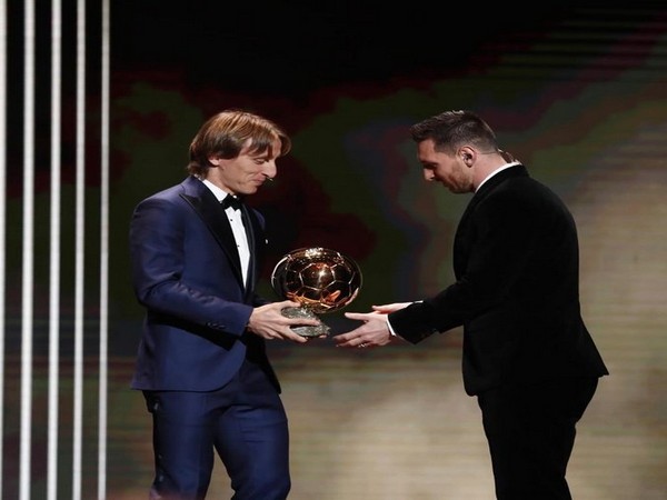 Luka Modric hands Lionel Messi Ballon d'Or award (Photo/ Luka Modric Twitter)