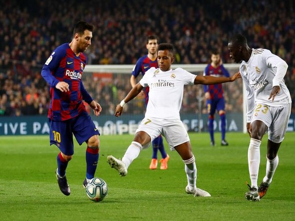 Lionel Messi with the ball during the match. 