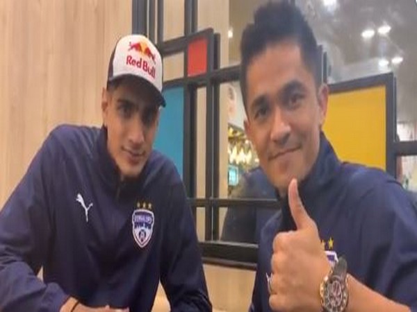 Gurpreet Singh Sandhu (L) and  Sunil Chhetri (R) (Photo Courtesy/Twitter)