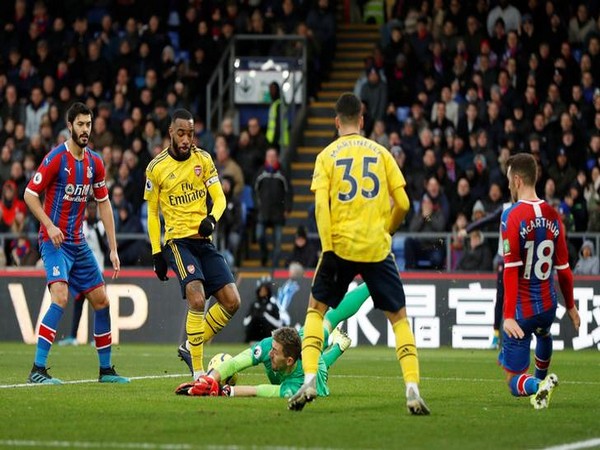  Crystal Palace's Vicente Guaita collects the ball from Arsenal's Alexandre Lacazette