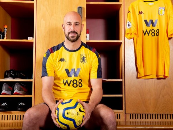 Aston Villa's Pepe Reina (Photo/ Aston Villa Twitter) 