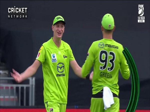 Sydney Thunders' Chris Morris celebrates after taking a catch against Melbourne Stars (Photo/ BBL Twitter)