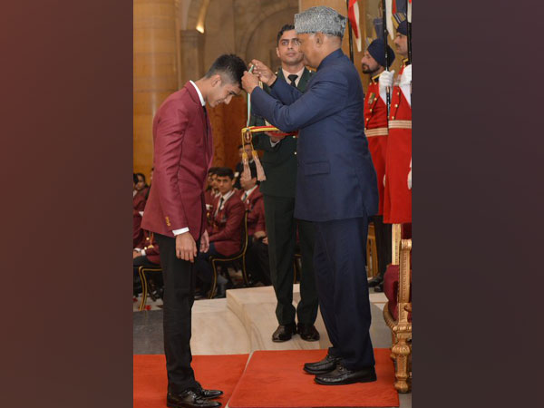 Yash Aradhya being awarded the Pradhan Mantri Rashtriya Bal Puraskar by President Ram Nath Kovind in New Delhi on Wednesday. (Photo/ Ministry of WCD Twitter)