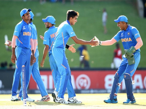 India celebrates dismissal of a Sri Lanka batsman (Photo/ Cricket World Cup Twitter)