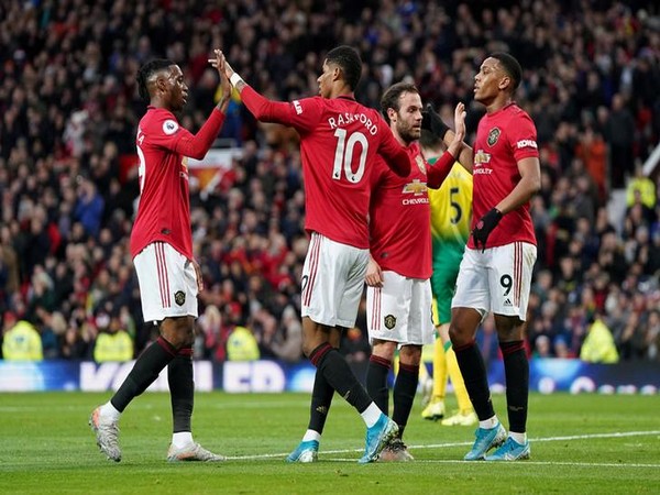 Manchester United's Marcus Rashford celebrates scoring their first goal with Aaron Wan-Bissaka and teammates
