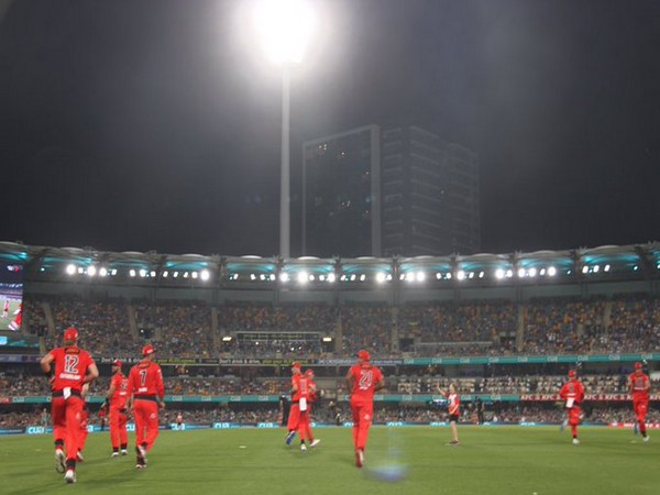 Melbourne Renegades taking field against Brisbane Heat (Photo/ Melbourne Renegades Twitter)