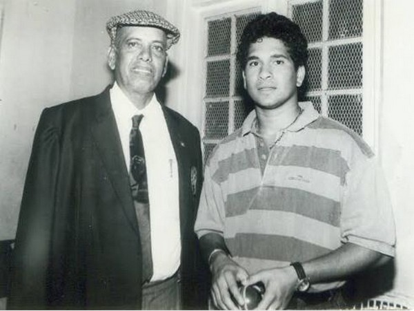 Sachin Tendulkar with coach Ramakant Achrekar (Photo/ Sachin Tendulkar Twitter)