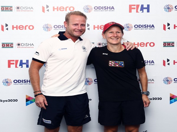 Women's head coach Sjoerd Marijne (L) with analytical coach Janneke Schopman (R)