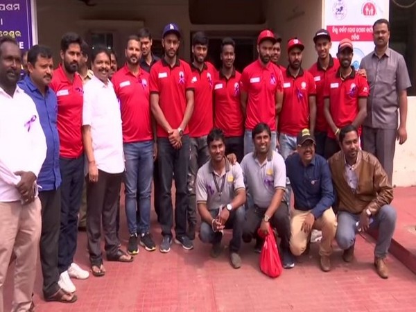Hockey India players visited cancer wing of the Capital Hospital in Bhubaneshwar. 