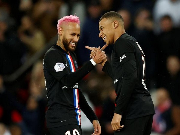 Paris Saint-Germain's Neymar (left) with Kylian Mbappe (right) 