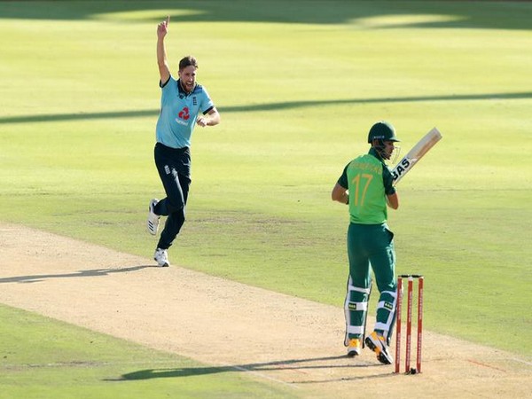 England's Chris Woakes celebrates taking the wicket of South Africa's Reeza Hendricks in first ODI 