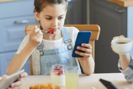 World Sight Day: Balancing Screen Time and Mealtimes for Kids - Tips for a Relaxing and Enjoyable Dining Experience