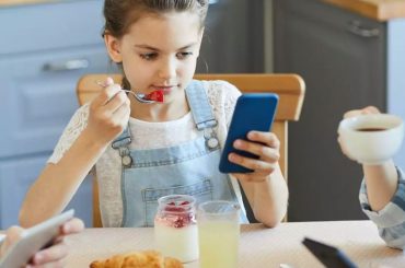 World Sight Day: Balancing Screen Time and Mealtimes for Kids - Tips for a Relaxing and Enjoyable Dining Experience